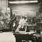 Дочь художника Вера Репина и Илья Репин в мастерской в имении «Пенаты», на фоне картин «Гопак» (1926–1930) и «Финские знаменитости» (1922–1927). Фотография. [После 1926]