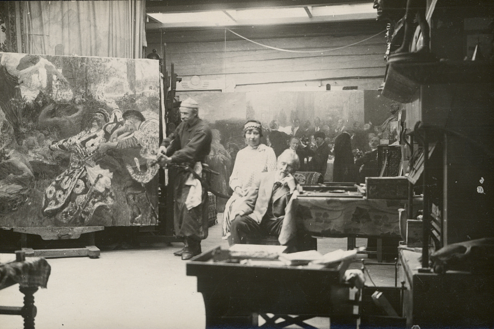 Дочь художника Вера Репина и Илья Репин в мастерской в имении «Пенаты», на фоне картин «Гопак» (1926–1930) и «Финские знаменитости» (1922–1927). Фотография. [После 1926]