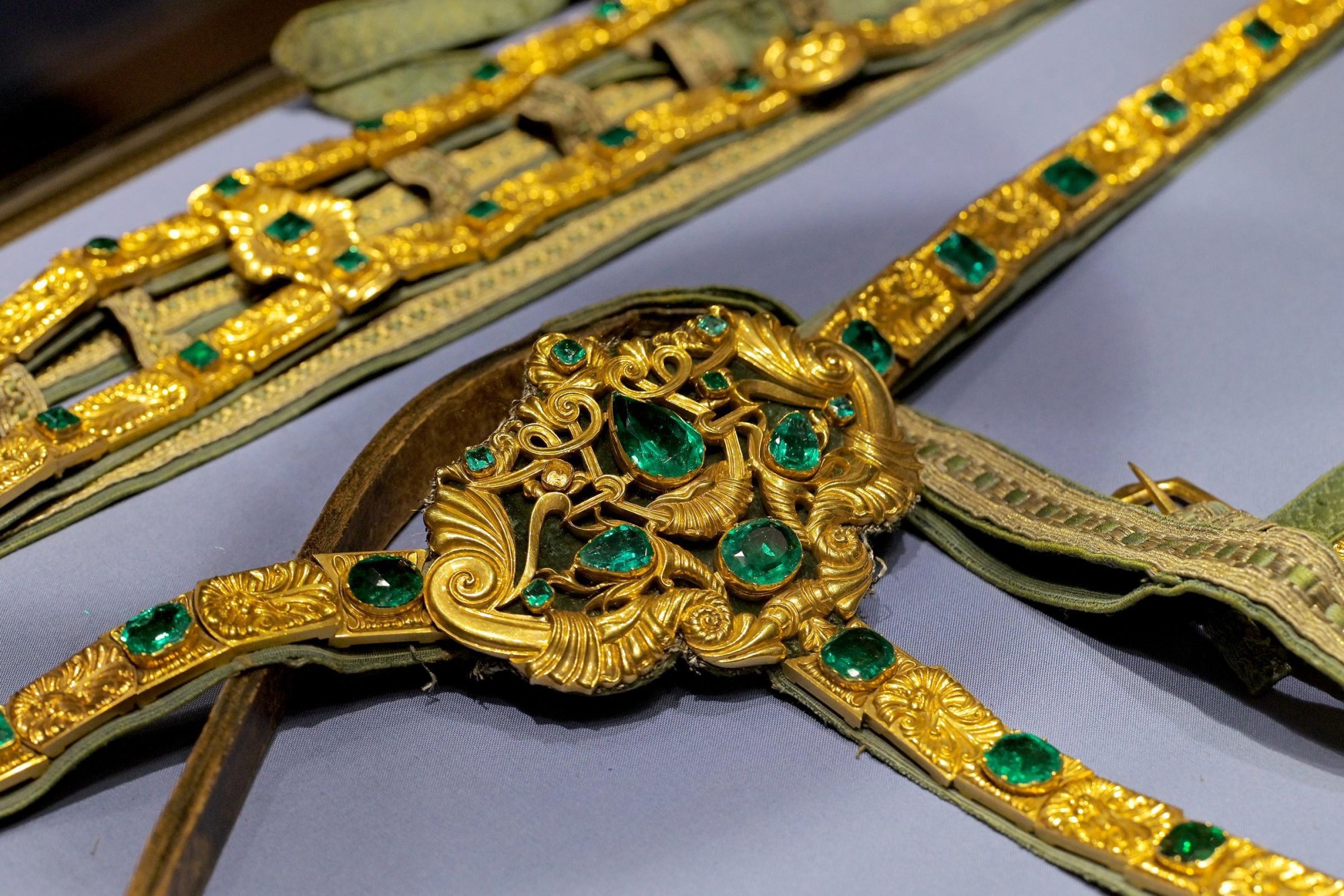 Безмерно обожая изумруд Безмерно обожая изумруд