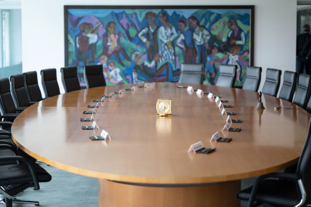 Кабинет заседаний Федеральной канцелярии с картиной Кирхнера