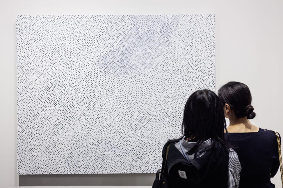 Яёи Кусама INFINITY-NETS [ORUPX] (2013) © Art Basel