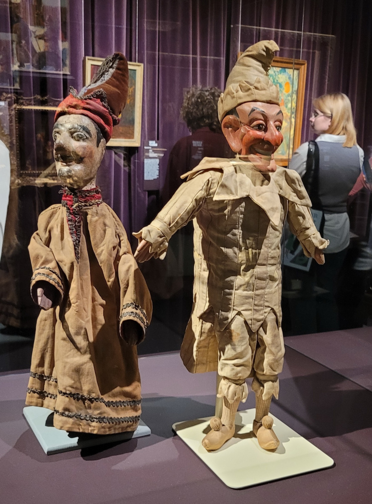 Куклы Петрушка Павла Седова (конец XIX) и театральная кукла (1920). Частное собрание, Москва