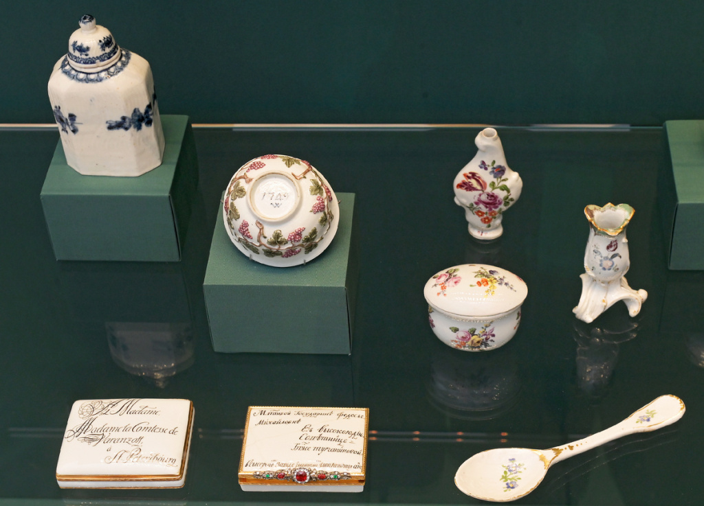 Интерьер одного из залов экспозиции «Галерея Петра Великого» в Государственном Эрмитаже