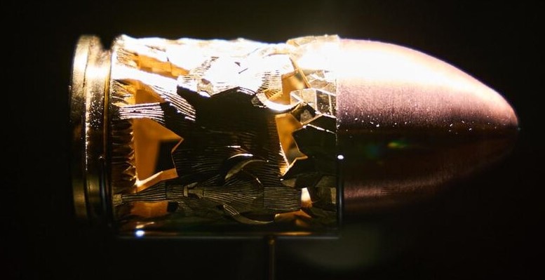 Инсталляция 'Цель' - 13 золотых пуль на выставке 'На свет из темноты'