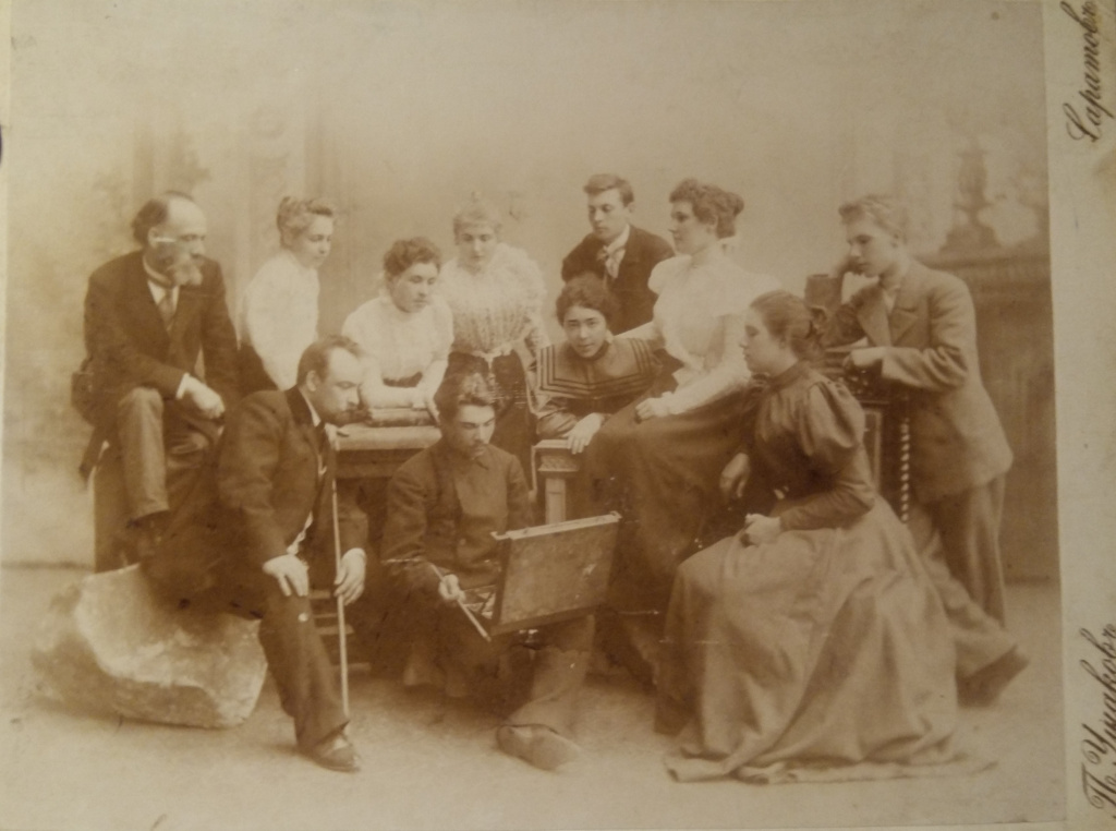 Ил. 12. Фотография учеников Рисовальной школы Саратовского общества любителей изящных искусств