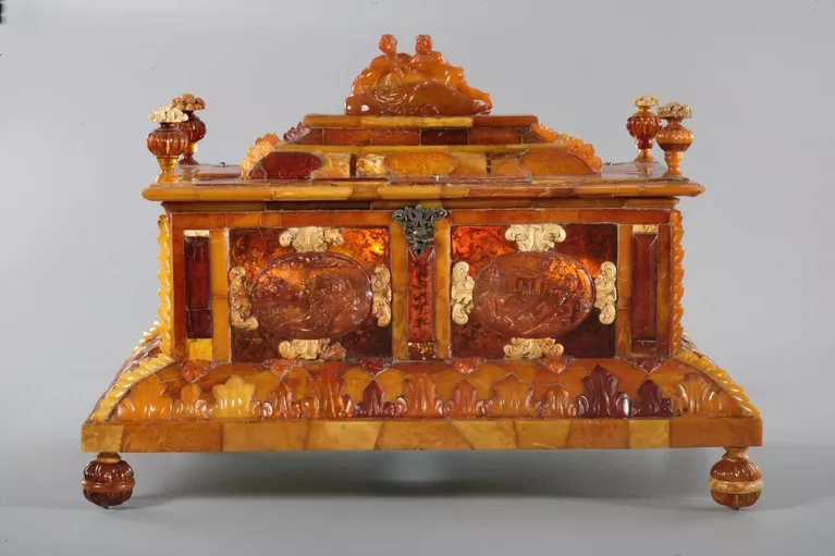 Янтарный ларец Готфрида Турау, 1705 год. Выставка «Сокровища императорских резиденций. Царское Село» в ГИМ