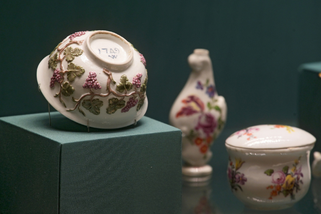 Фарфоровая чаша с рельефной гроздью винограда, созданная Дмитрием Виноградовым в 1749 году