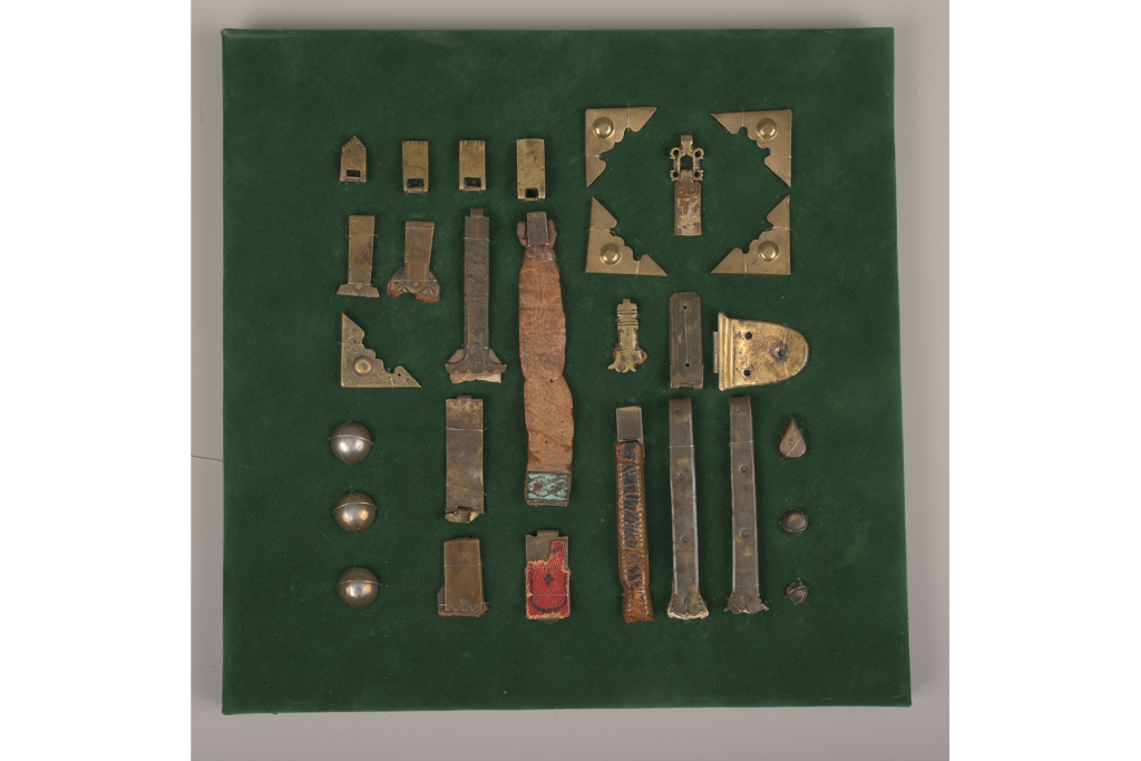 Книжные замки, уголки, жуковины. Латунь, кожа. XVII–XIX вв. Коллекция издательства Вита Нова