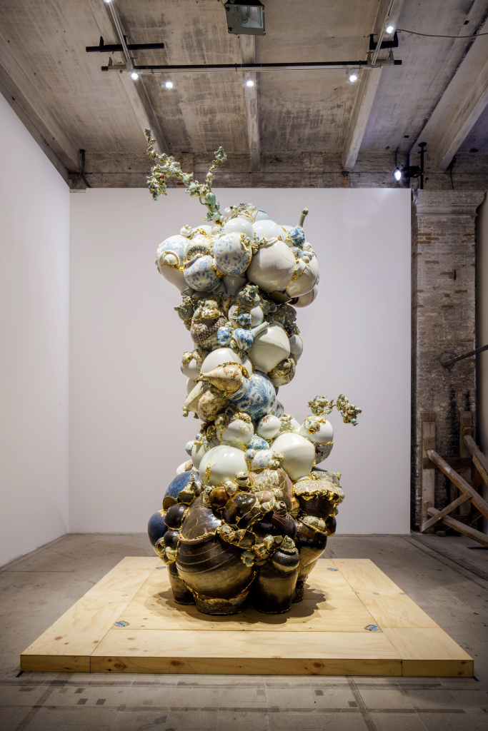 Translated vase_2017 TVBGJW1_Nine Dragons in Wonderland_2017.jpeg