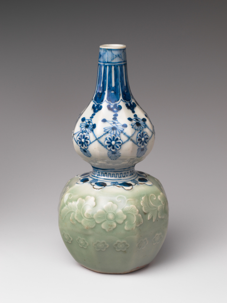 Бутылка в форме тыквы, украшенная нитью из драгоценных камней и рельефным цветочным узором