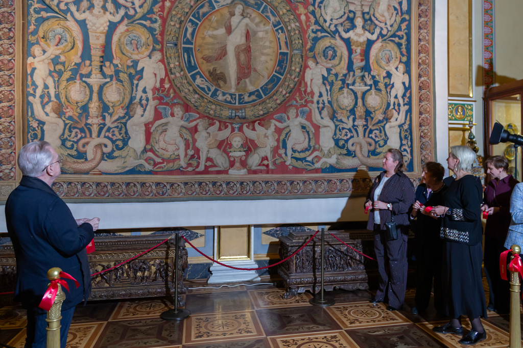 Шпалера «Аполлон и знаки Зодиака». Полный вид после реставрации