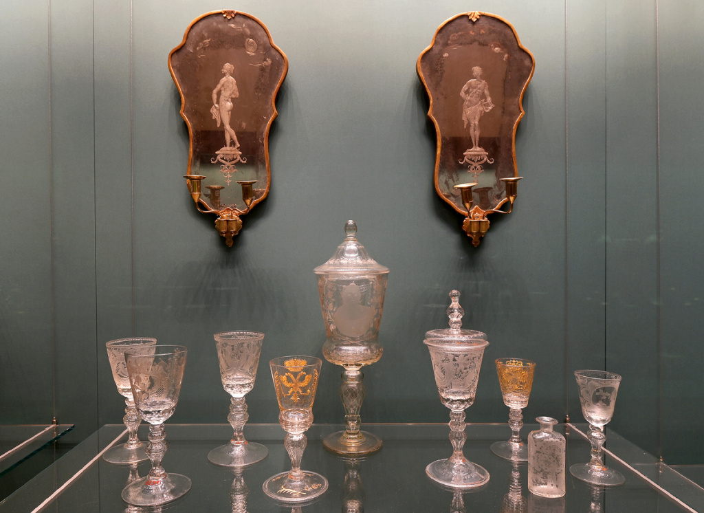 Русское гравированное и золочёное стекло середины XVIII века из коллекции Эрмитажа