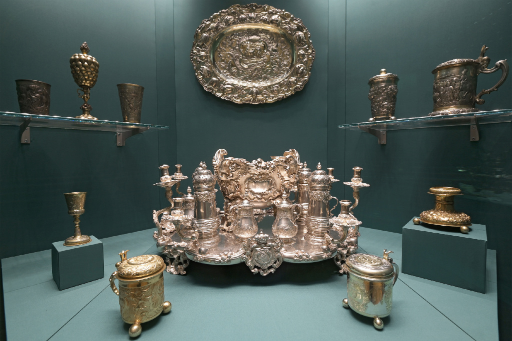 Серебряный пладеменаж (поднос для столовых приборов) времён Анны Иоанновны и Елизаветы Петровны