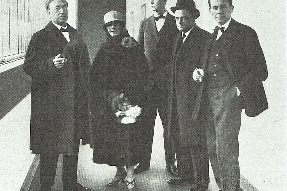 В. Кандинский с женой Ниной, Г. Мухе, П. Клее и В. Гропиус в Баухаусе.